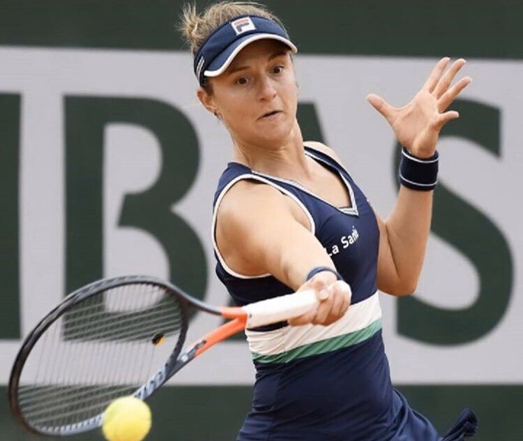 Buenasysantasok's tweet photo. #TenisSL 🎾🎾
La representante de #SanLorenzo, @nadiapodoroska (130º #WTA), venció a Barbora Krejcikova (114º): 2-6, 6-2 y 6-3, para meterse entre las ocho mejores en #RolandGarros A cuartos de final!!!! ¡Vamos Peque!
#VamosCiclon
#SanLorenzo
#SeamosResponsables https://t.co/JFI2z9xOek
