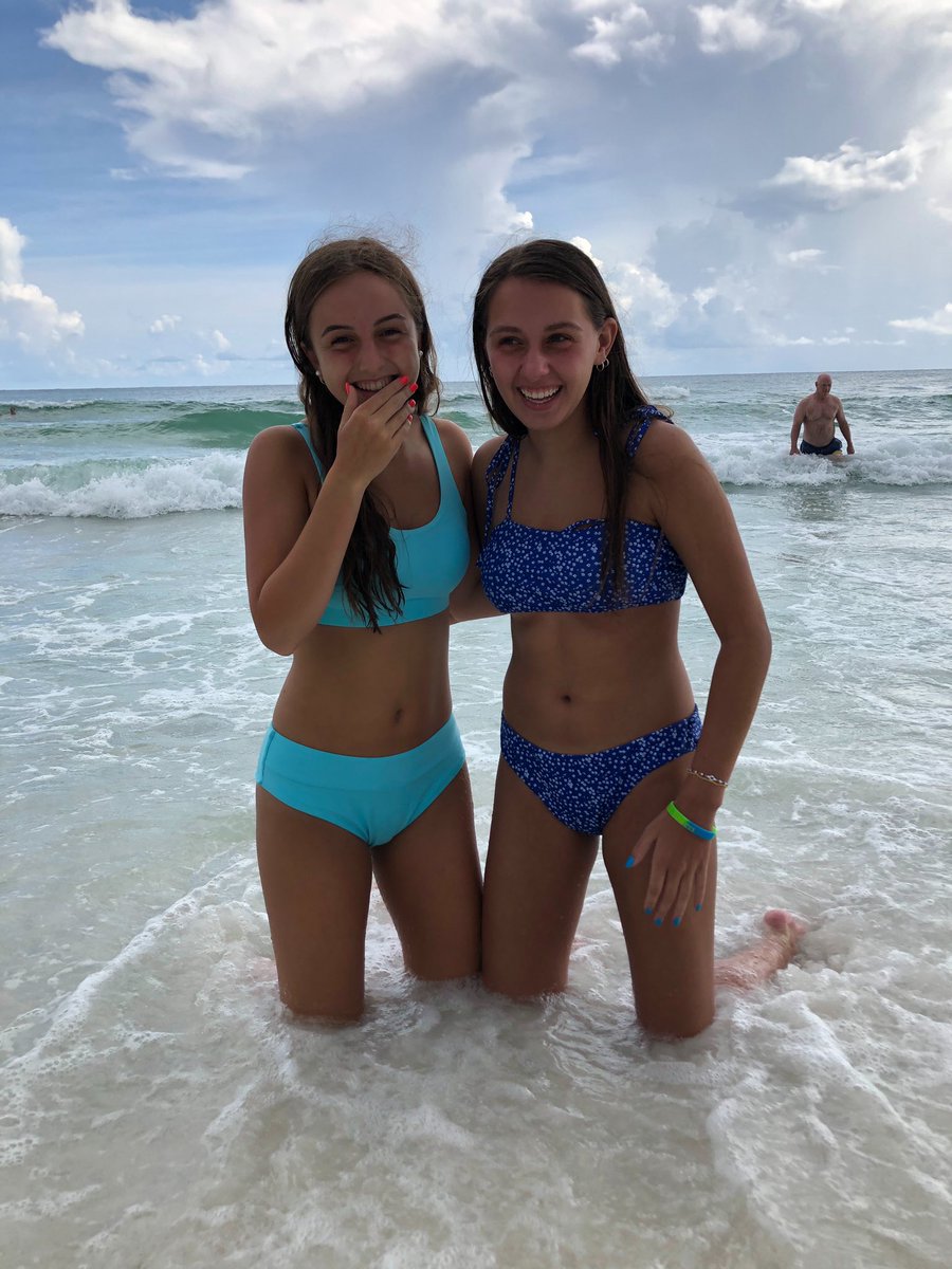 gracecooper38's tweet photo. happy birthday to none other then my twin! have fun @Chilis xoxo, your biggest fan @l_hoffmann15 https://t.co/sOyCib0ERo