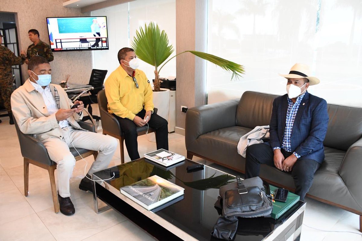 El día de ayer estuvimos sobrevolando el país junto con la Comisión de Medio Ambiente y Recursos Naturales a la cual pertenecemos, verificando las cuencas de los ríos que suplen de agua las diferentes presas del país. #EddyNolasco #ElSenadorDeValverde