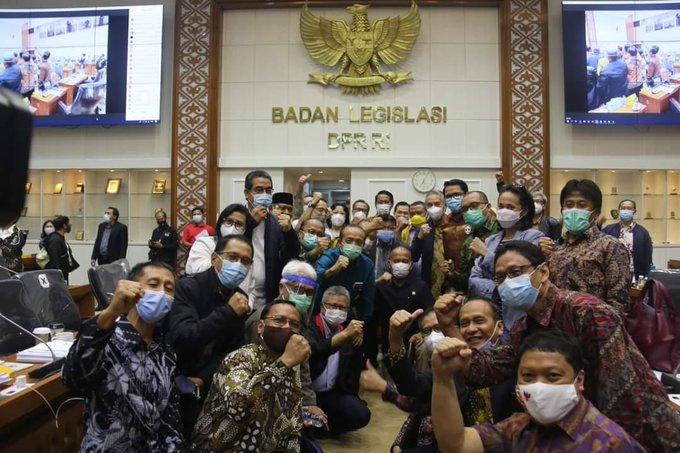 Bukan buat budak korporat saja kok, mari cari tau, semangat rakyat!
#TolakOmnibusLaw