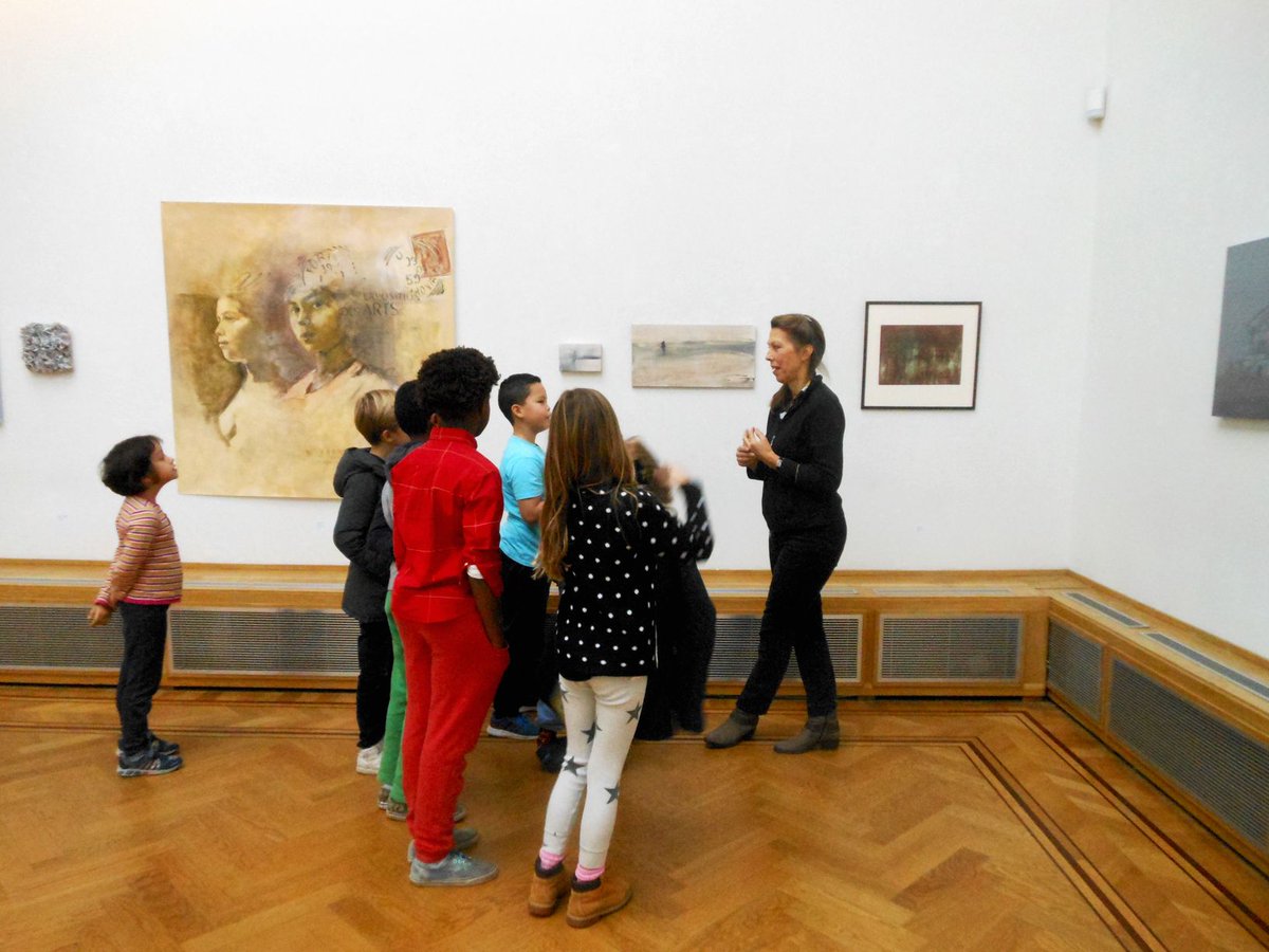 HaagsKinderAtel's tweet photo. Wist je dat we ook regelmatig met buurtcentra werken? Vrijdag startten we bij @DeMussen #schilderswijk met workshops voor 9-12 jaar:

🌾 landschap n.a.v. Anthony Kiefer
🏡 villa in de natuur n.a.v. architect F. Lloyd Wright
🌝 geometrische theaterstukken n.a.v. 'ballets russes' https://t.co/v7g7BxfEfg
