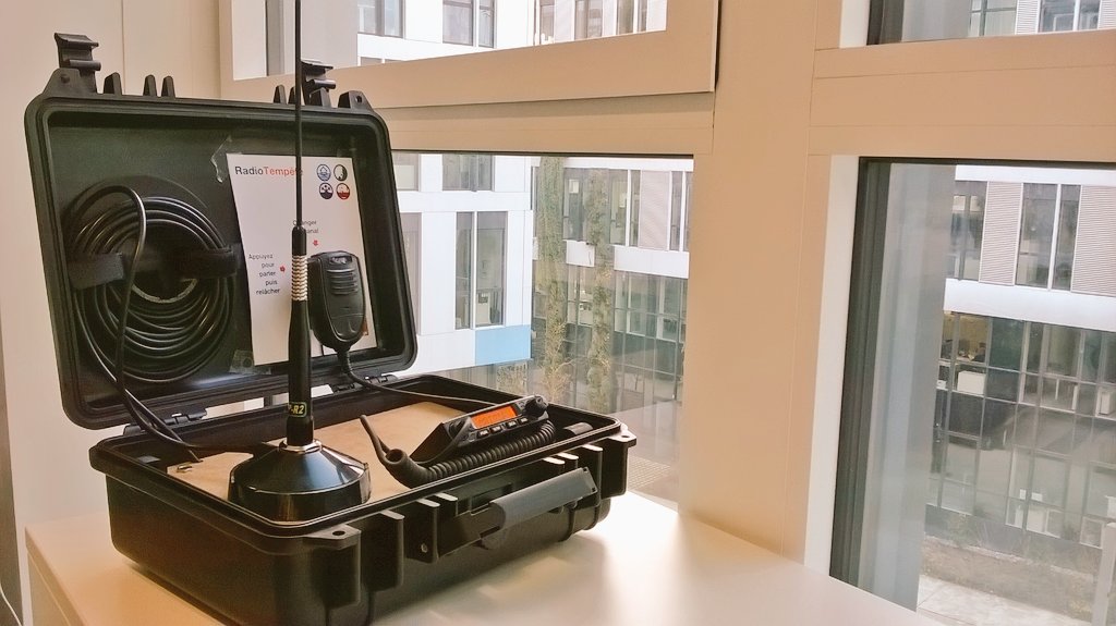 grego_fr's tweet photo. ➡️ Voici #RadioTempete , pour rester connecté aux voisins (et au maire), quand le reste ne fonctionne plus
🔴Demo exclusive #HelloLab @OrangeGardens pour les #CollTerr en visite
#concept
#blackout #tempeteAlex #resilience #engage2025 #entraide #hamradio #emcom #lifeatOrange https://t.co/uLagRnjcFY