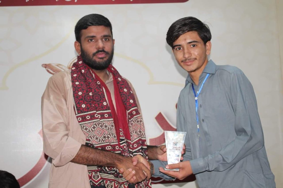 sindhjamiat's tweet photo. ناظم اسلامی جمعیت طلبہ سندھ برادر اسدعلی قریشی نے ناظم اعلیٰ برادر حمزہ صدیقی کو سندھ کی روایت اجرک کا تحفہ پیش کیا۔
ناظم اعلیٰ برادر حمزہ صدیقی نے پانچ روزہ "تدریس" کیمپ میں مختلف مقابلوں میں کامیاب شرکاء کو شیلڈز پیش کیں۔

اختتامی سیشن| #تدریس 1.0| 
#Tadrees 1.0 #Al_Quran
#IJT https://t.co/tPMJIJTmm9