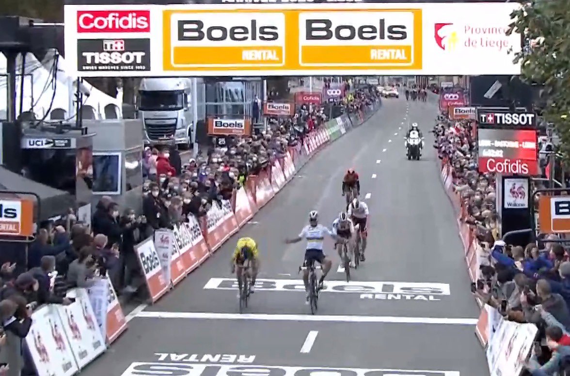 BiciGoga's tweet photo. Nunca hay que celebrar antes de la línea. @rogla vence a Alaphilippe en #LBL2020 https://t.co/KjCG8YXEdl