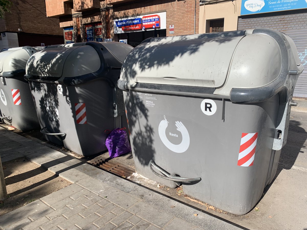 Martacrespo22's tweet photo. @DiversitatFPT
Escombraries a la Plaça del Sol de Badalona no accessibles per a tothom.
Trencades i no reparades...! Encara que ni arracades serien accessibles per a tothom! #diversitatFPT #sharediversitats https://t.co/luXbFArZBr