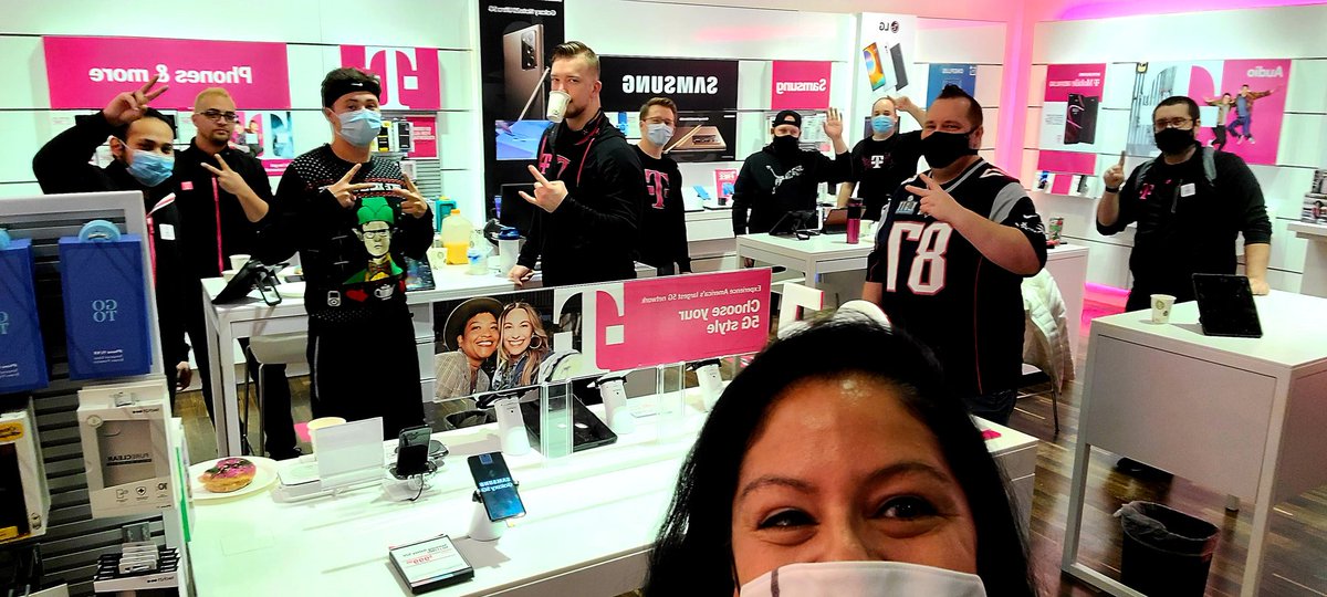 martinezgirl888's tweet photo. Best team ever! EP meeting on T-Mobile Network Experience training! #fastandfirst #boldnorth #magentanetwork #experience @TMobileGear @JohnLoughren @SteveLessor https://t.co/KrFVJfstnx
