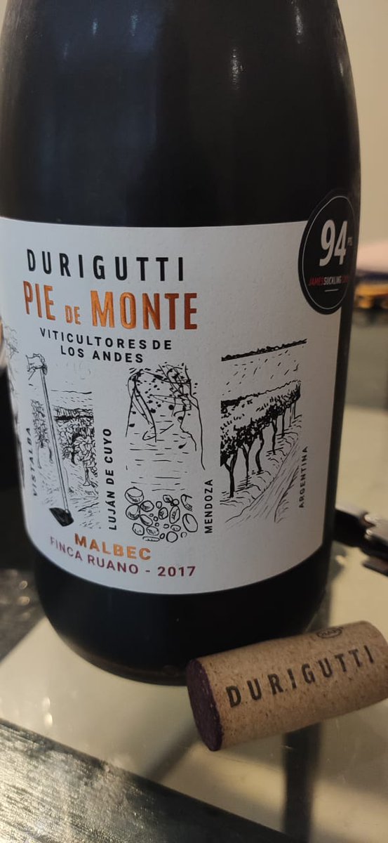 #Cata 360
Siguiendo con <a href="/DuriguttiWines/">Durigutti Winemakers</a> está vez degustamos el Pie de monte Malbec 2017
Mantecoso y frutal, algo de guinda.
En boca es muy parejo con algo de cuero y un leve picor. Final seco y amargo
84 pts $800