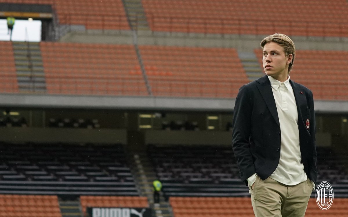 It feels different when you call it home ❤️🖤
È diverso quando puoi chiamarlo Casa 🏟️
#MilanSpezia #SempreMilan