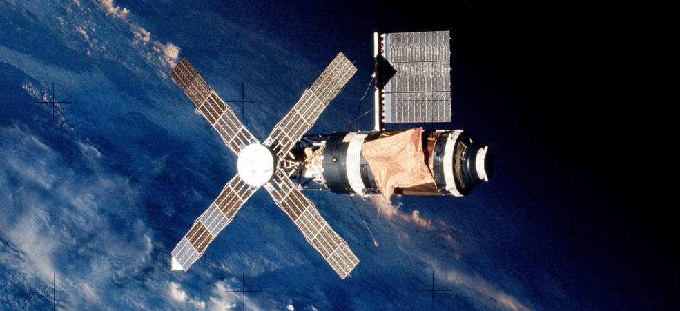 AeroSpaceGuide's tweet photo. Skylab - America's First #Space #Station was launched in 1973. Visited by astronaut crews from 1973-1974. Fell back to Earth in pieces in 1979 landing near the small town of Esperance, Australia.
https://t.co/C4sbSa1Wem
#spacecraft #history #united #states #usa #nasa #planet https://t.co/kzKInhZdzm