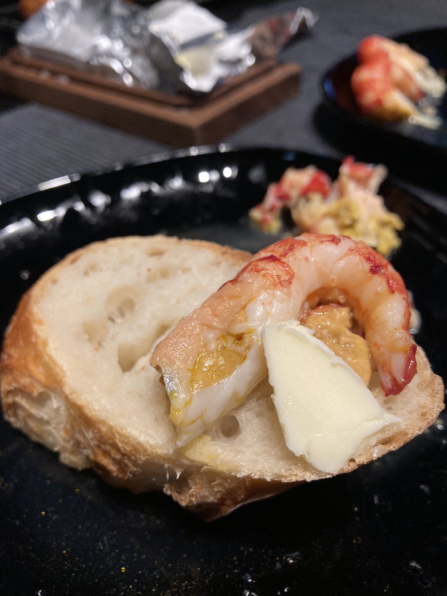 じーくどらむす 岩本翔 Ikeaで勢いで買ってきたザリガニ食べたんだけど エビ とカニの間みたいな感じで味が濃いしミソがうまい これをバゲットに乗せてバターと一緒にカニ味噌バターで食べると 神の食べ物が完成します