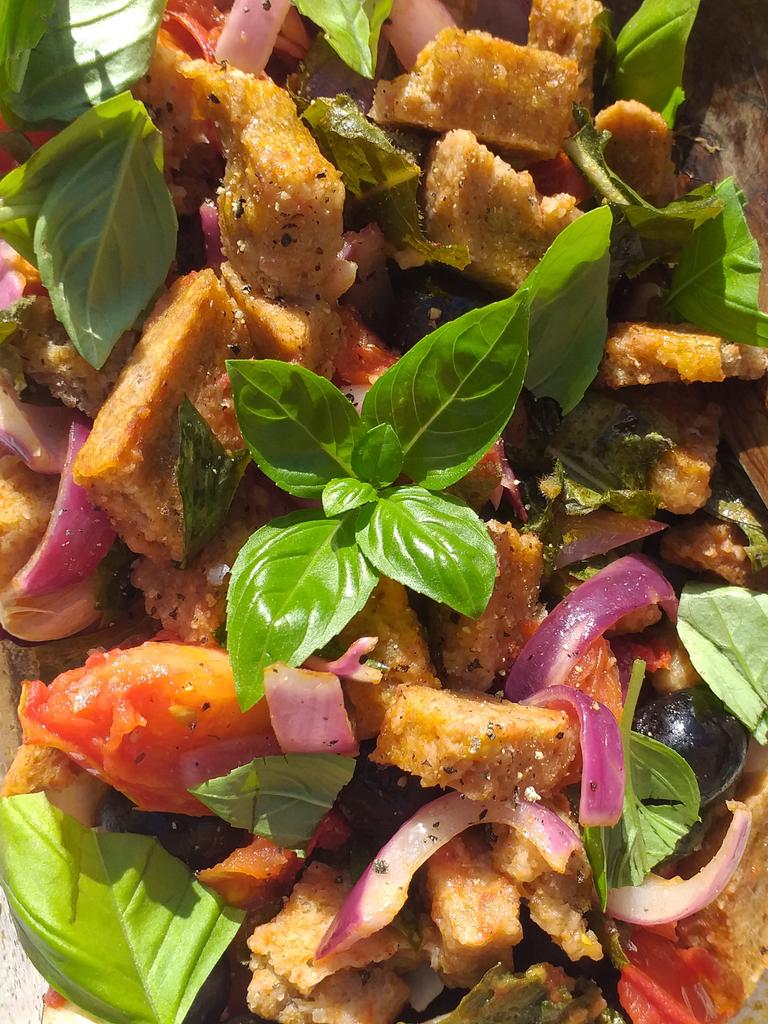 Ivycottagebaker's tweet photo. Between the showers we had a sunny break with warm panzanella using up some country sourdough.
#notjustbread #microbakery #madeincumbria #nowastefood a little bit of #tuscany in #cumbria https://t.co/Cjgdxj3w6p