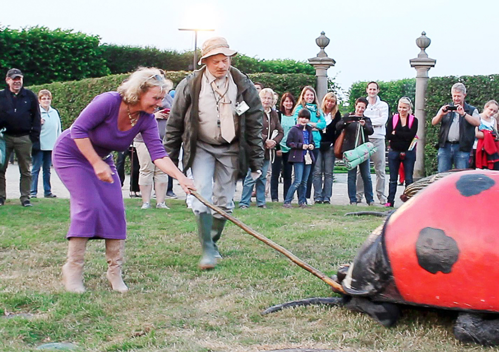 bigbugsact's tweet image. Some people have a courage, keeping a proper distance though. 
#WorldAnimalDay #dierandag #bigbugs #bigbugsshow