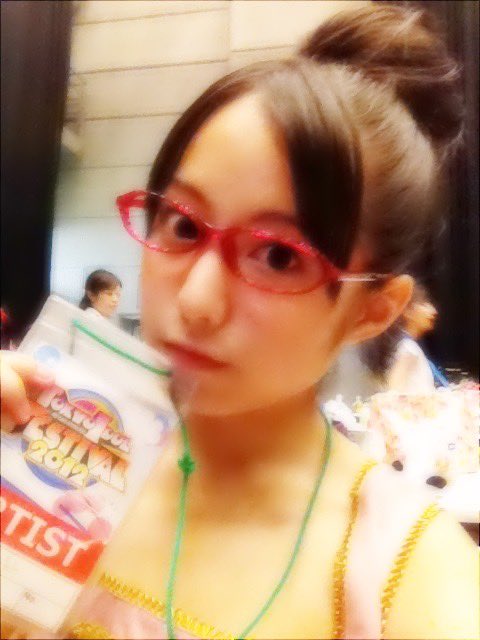 yano_ema's tweet photo. ちなみに、#TIF2012 に出た時の写真があったよ。メガネ懐かし👓
髪型やば、😂8年前かー!!!!!!#TIF https://t.co/hlmj2rtnkg