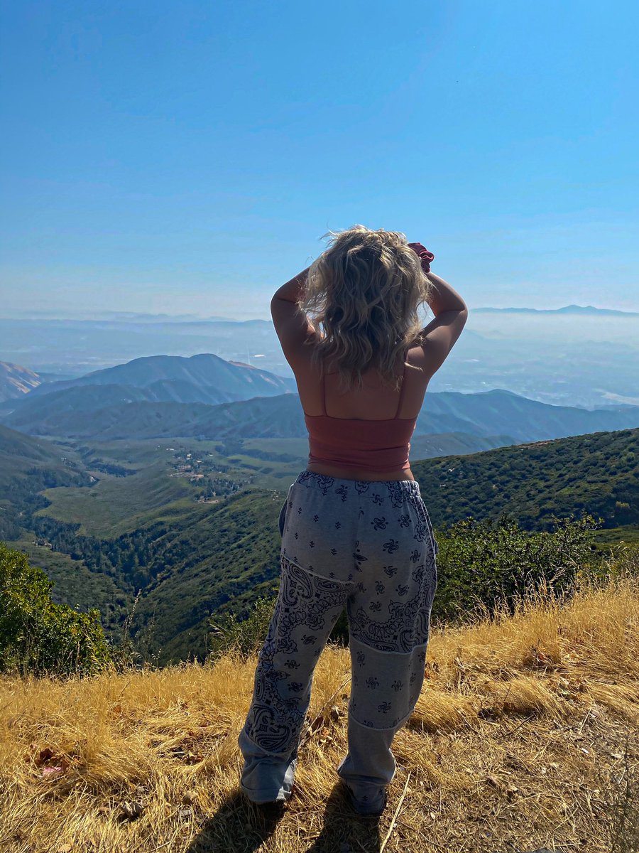 realmandyrain's tweet photo. look at what God made https://t.co/r5Lv5XdxZh