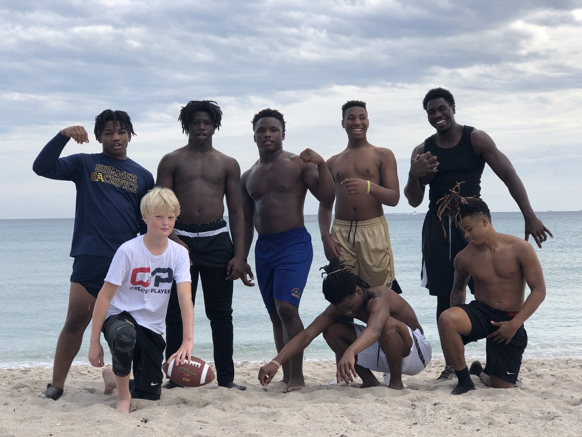 JarrettbrownQB's tweet image. 🌱Created in #TheLab #CreatedPlayer @yovngplaymaker @MarquisLymon 🌴