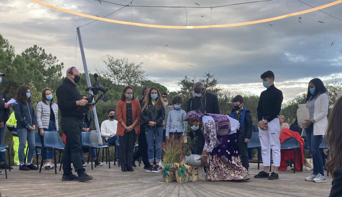 Il gesto di unificazione tra i cinque continenti mentre versano l’acqua sugli alberi del #LaudatoSiGarden all’interno di #TheLivingChapel 
<a href="/IUS_VE/">IUSVE - Istituto Universitario Salesiano Venezia</a>