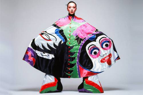 SPHLibrary's tweet photo. The women performers in #Kabuki, #Japan were replaced by young men, many of whom resorted to prostitution too. Cheek!😂#KansaiYamamoto drew upon his roots to design a collection that stunned the west in the 1970s. Here is the divine #MarieHelvin in a KY 'kimonos'. #StylishSunday https://t.co/pMnfQh986d