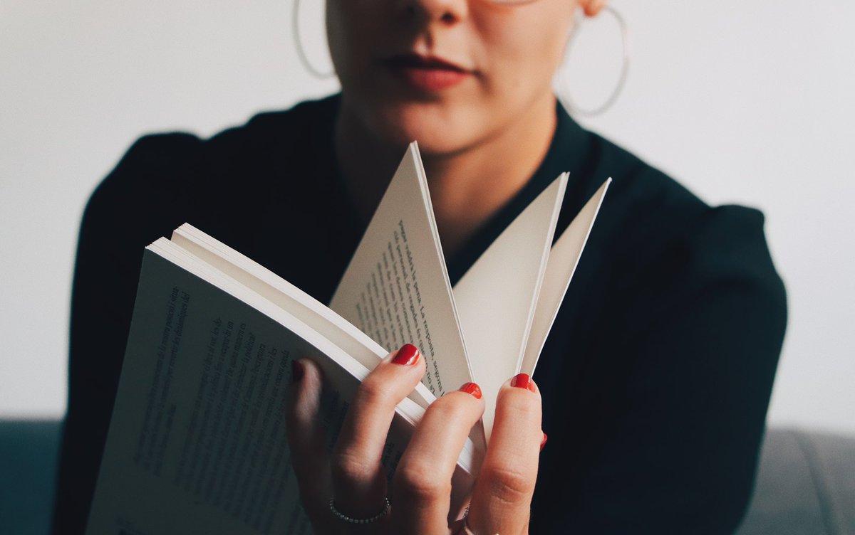 Fa molts dies que em mossego la llengua, però ara ja ho puc dir: el 12 d’octubre, a llibreries, DONA I PODER. Com i per què feminitzar la política. Amb un epíleg fantàstic de la <a href="/taniaverge/">Tània Verge Mestre</a> sobre què vol dir despatriarcalitzar el poder. [📸 @joelcodinaland]