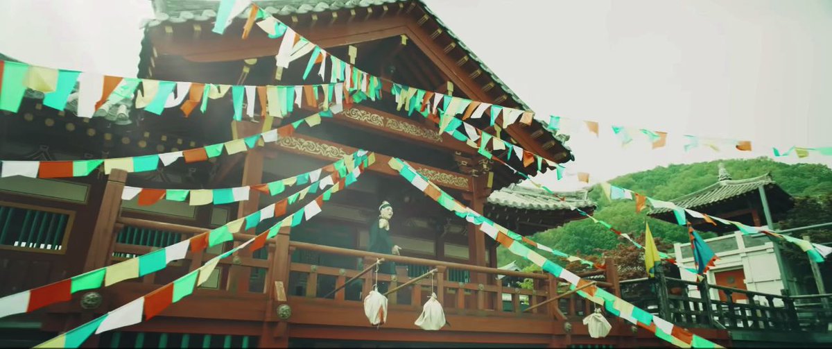 i mentioned that red and green are complentary colors and notice here when the two first meet the king is surrounded by red while agust d is dressed in green, a switchoff of the themes the colors represent. i think this was intentional irony on the director’s part