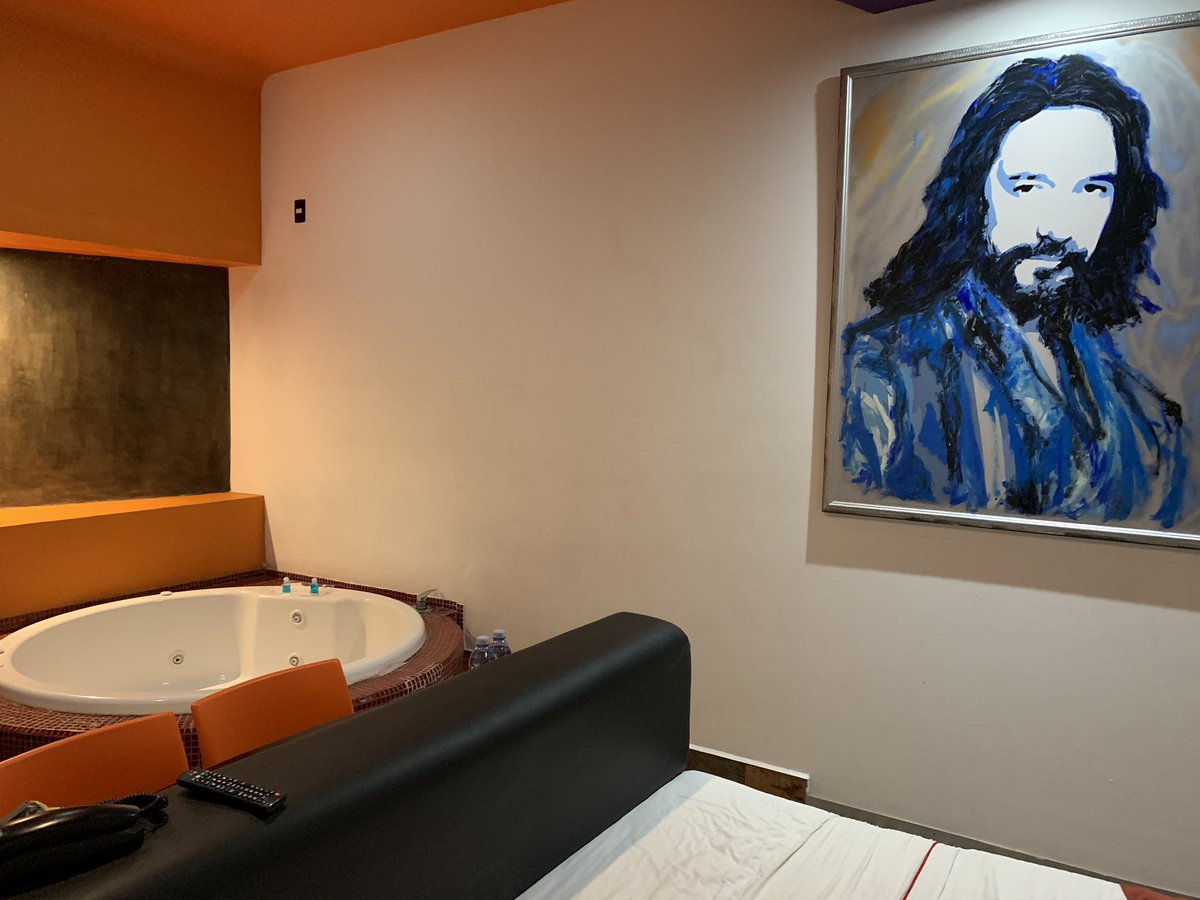 Ufff, qué belleza, un motel con cuadro del Buki. Ahi sí se hace el amor ❤️