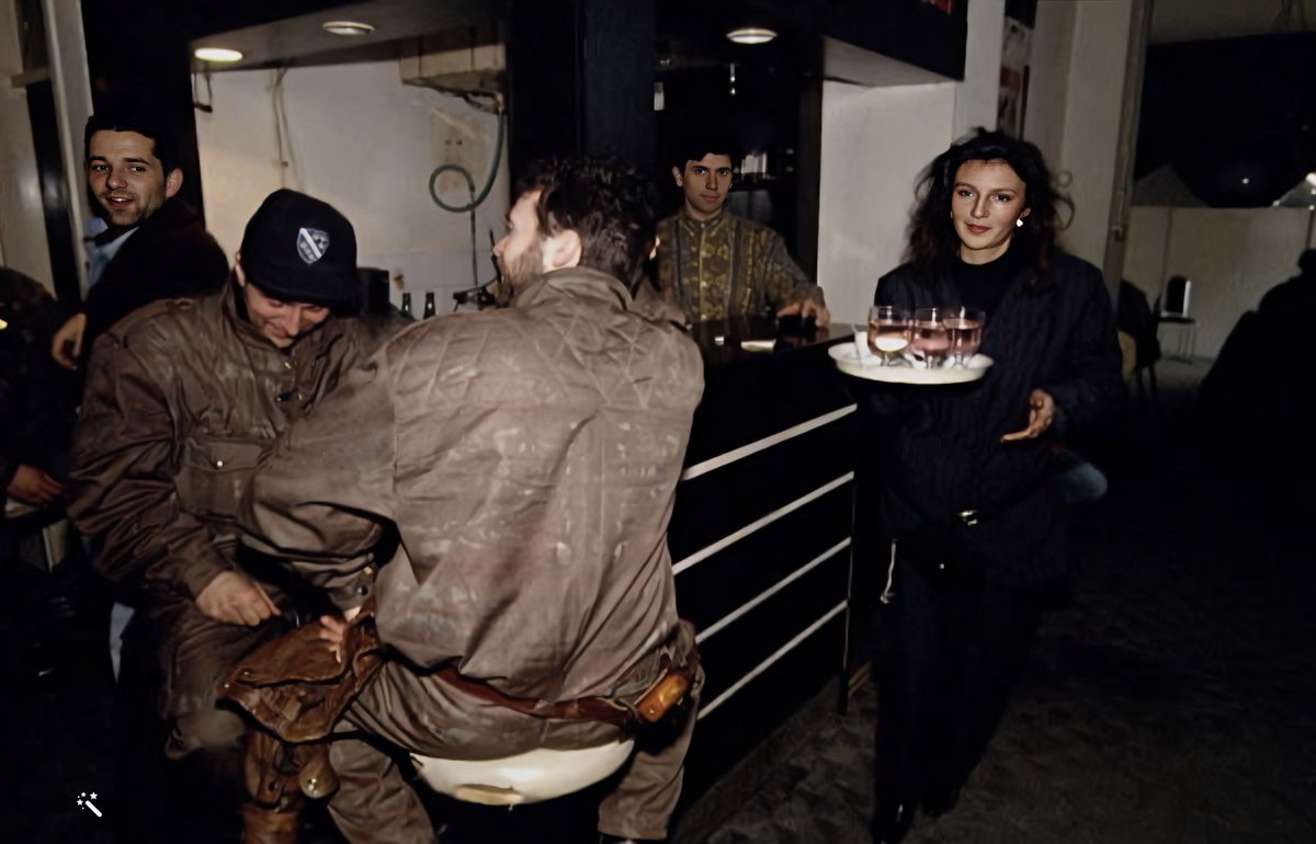 SniperAlleyPhot's tweet photo. Life under the siege, Sarajevo nightlife in March 1993.
Ordinary people. Extraordinary circumstances.
#SiegeWave
Photo©️Patrick Durand https://t.co/k0P8tGPey6