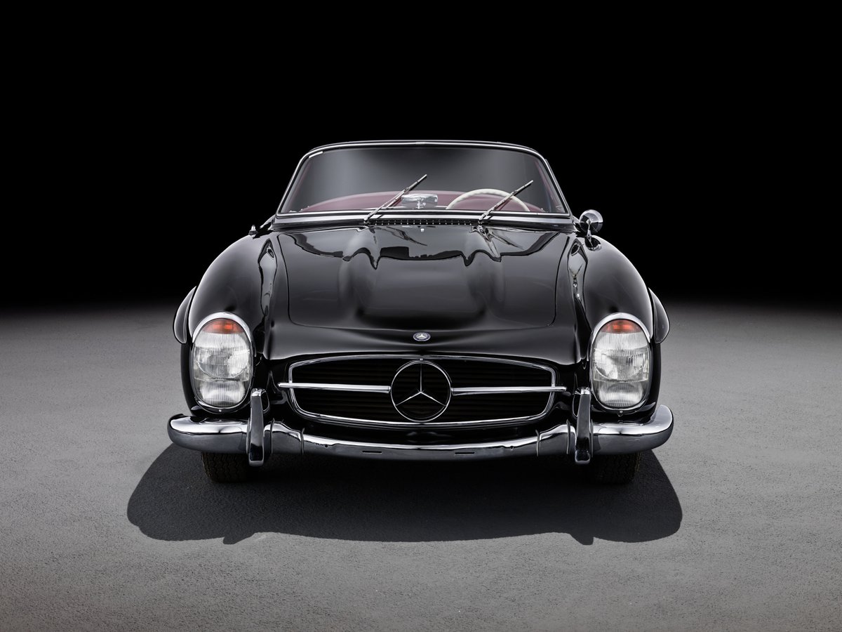MercedesAMGF1's tweet photo. Your timeline has been visited by this 1961 300 SL Roadster. RT to share it with someone else. 🖤😍 https://t.co/vmh4GaYGJf