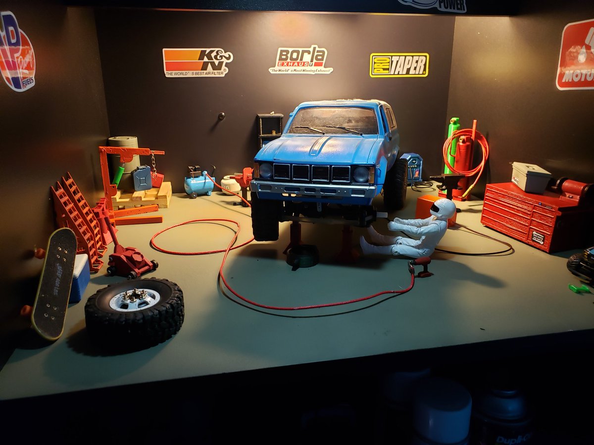 The3Daddict's tweet photo. New compressor and welder for the mini garage, its silly but fun to make this stuff. #rccars #rchobbies #rccrawler #toyotahilux #tinytrucks #scalegarage #scalecrawlers #scaledetails #rcaddict https://t.co/7JcsKdIaM7