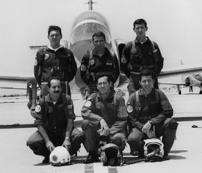 EjercitoAire's tweet photo. 22)En 1980, con la llegada del #CASAC101 ‘Aviojet’ a la #AGA y al #41Grupo de FFAA en la actual #BAMatacán, se crean 2 patrullas: ‘Amigo’ y ‘Águila’, siendo @patrullaguila la que probablemente puso fin real a #Ascua al convertirse en Patrulla Oficial del #EjércitodelAire. https://t.co/F0H7N907HF