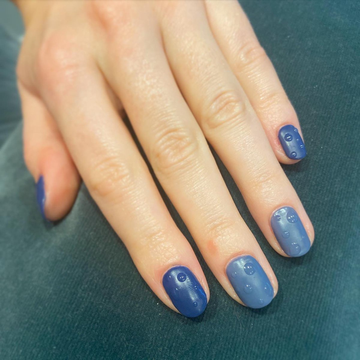 LaurenO_D's tweet photo. Taking inspiration from the weather... my โrainy dayโ nails. Using @cndworld shellac APPOINTMENTS AVAILABLE- DM to book. ๐
๐ผ๐ฅฐ๐ฆ
#laurenomakeup #manicurist #nailart #mattenails #raindropnails #naturalnails #manicure #bluenails #autumnvibes #southwestlondon #tooting https://t.co/jfdSMICJgP