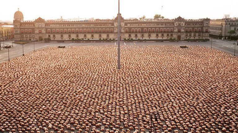 julioastillero's tweet photo. Estas son 20 mil personas en la plancha del Zócalo capitalino. Sucedió en 2007, a convocatoria del fotógrafo @SpencerTunick, quien luego declaró: "Casi 20 mil personas posaron. El presidente de México, @FelipeCalderon , trató de detenerlo. Pero de alguna manera sucedió”. https://t.co/klnRStmFjr