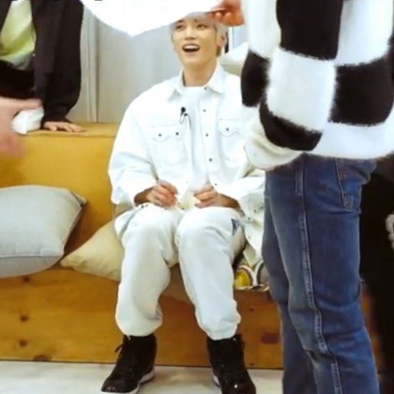 Taeyong being tiny - a devastating thread