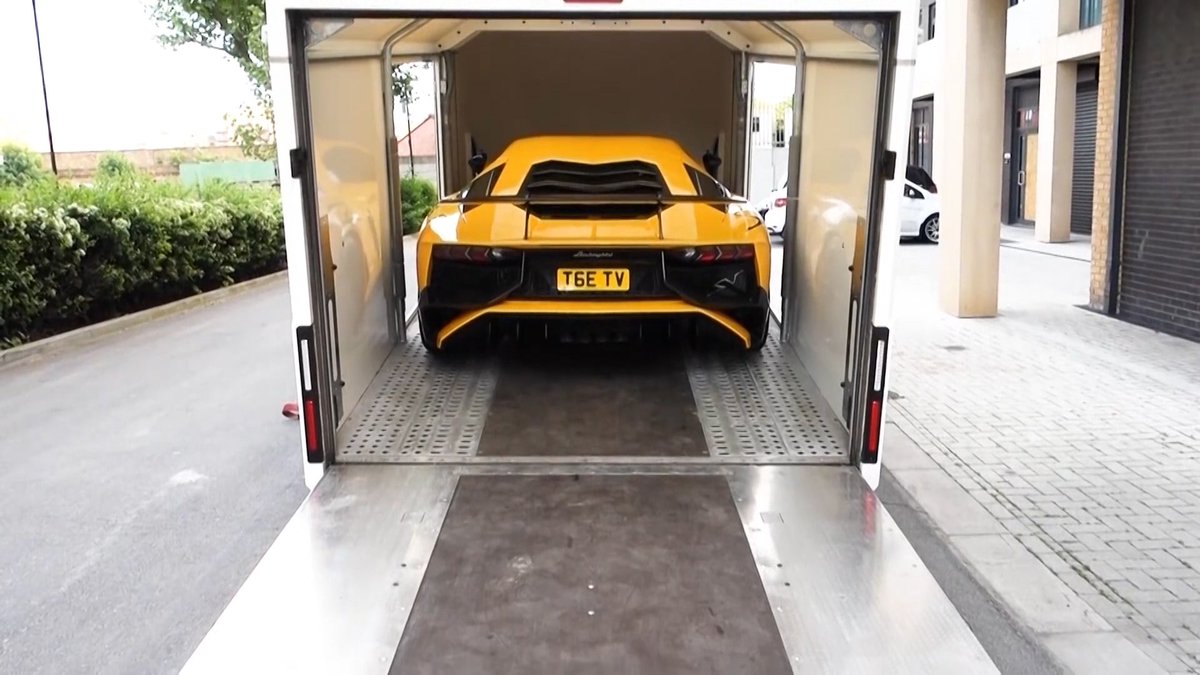 sparktv_channel's tweet photo. Tell us what you’d do to own this Lamborghini Aventador👇

#supercars #tgetv https://t.co/gntEQV5JQj