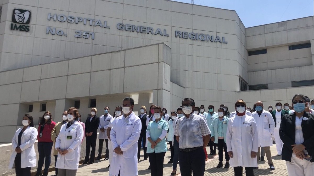 imssedomexpte's tweet photo. En el HGR 251 del #IMSSEdomex Poniente guardamos un minuto de silencio por quien ha perdido la vida a causa del #COVID19. 

Brindamos aplausos para el personal de salud que nos cuida, también para pacientes que necesitan ánimos y luchan contra esa enfermedad. https://t.co/SxSUVH2iHW