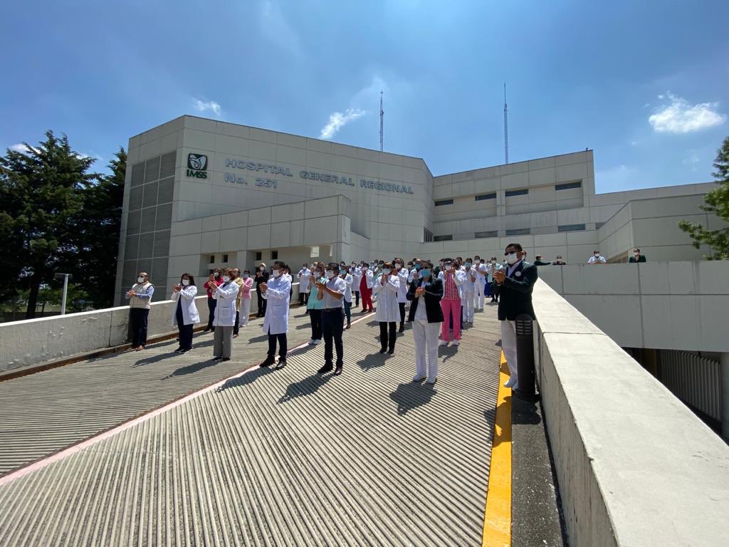 imssedomexpte's tweet photo. En el HGR 251 del #IMSSEdomex Poniente guardamos un minuto de silencio por quien ha perdido la vida a causa del #COVID19. 

Brindamos aplausos para el personal de salud que nos cuida, también para pacientes que necesitan ánimos y luchan contra esa enfermedad. https://t.co/SxSUVH2iHW
