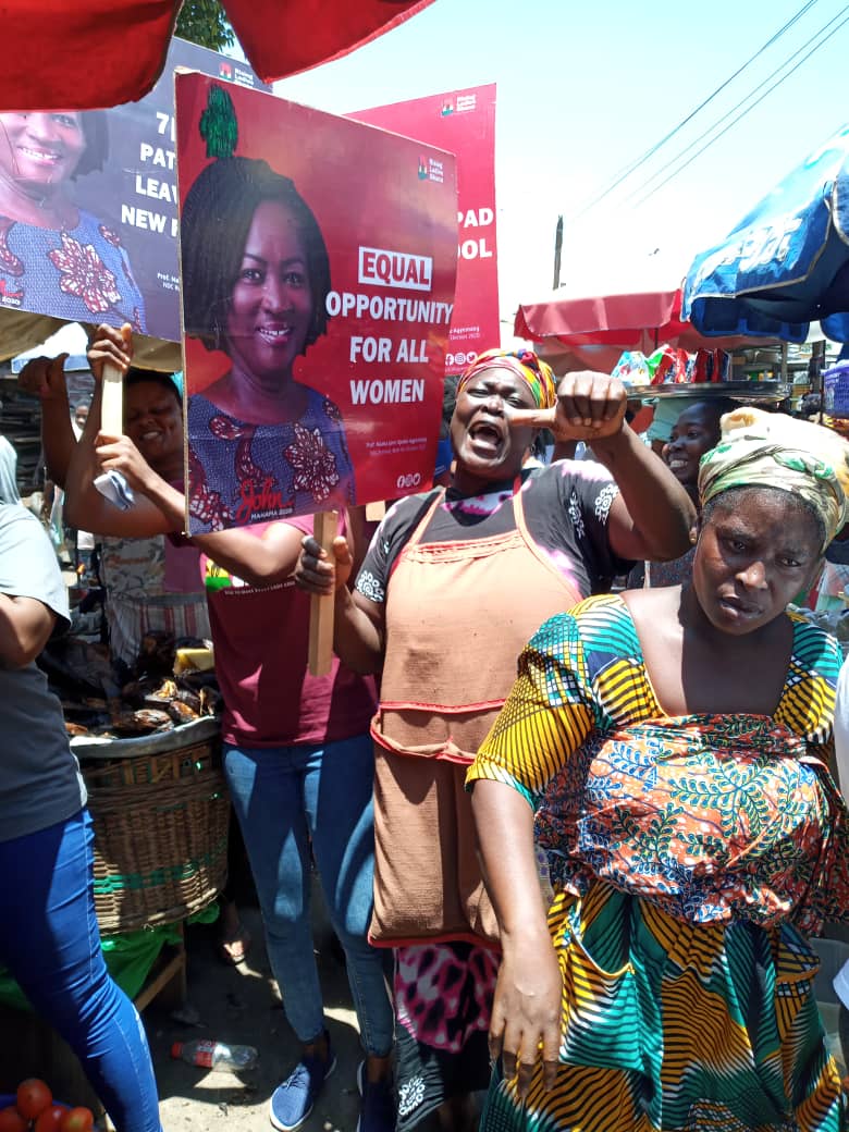 ndcrisingladies's tweet photo. The atmosphere was charged as Market men and women took over the outreach and was spreading the good news to their friends. #MarketExplosion 

#JMandJane2020 #Rise2Victory 
#RisingLadies #TheFutureIsFEMALE https://t.co/JP63lug8ld