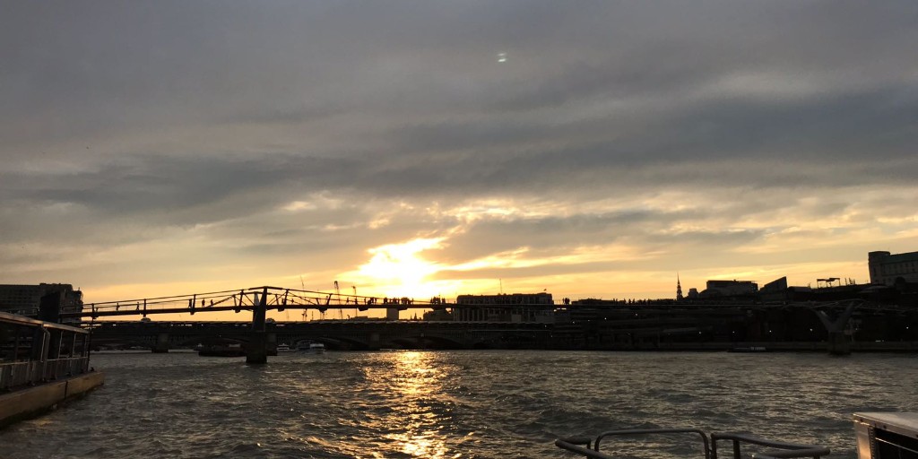 Sunset on the Thames, London. After a day of grey and moody skies, we had a lovely evening few over the Thames. 

@always5star @RoarLoudTravel @_sundaysunsets_ 
@kellystilwell & @leisurelambie 

#SundaySunsets #London #LondonSunset #TheThames
