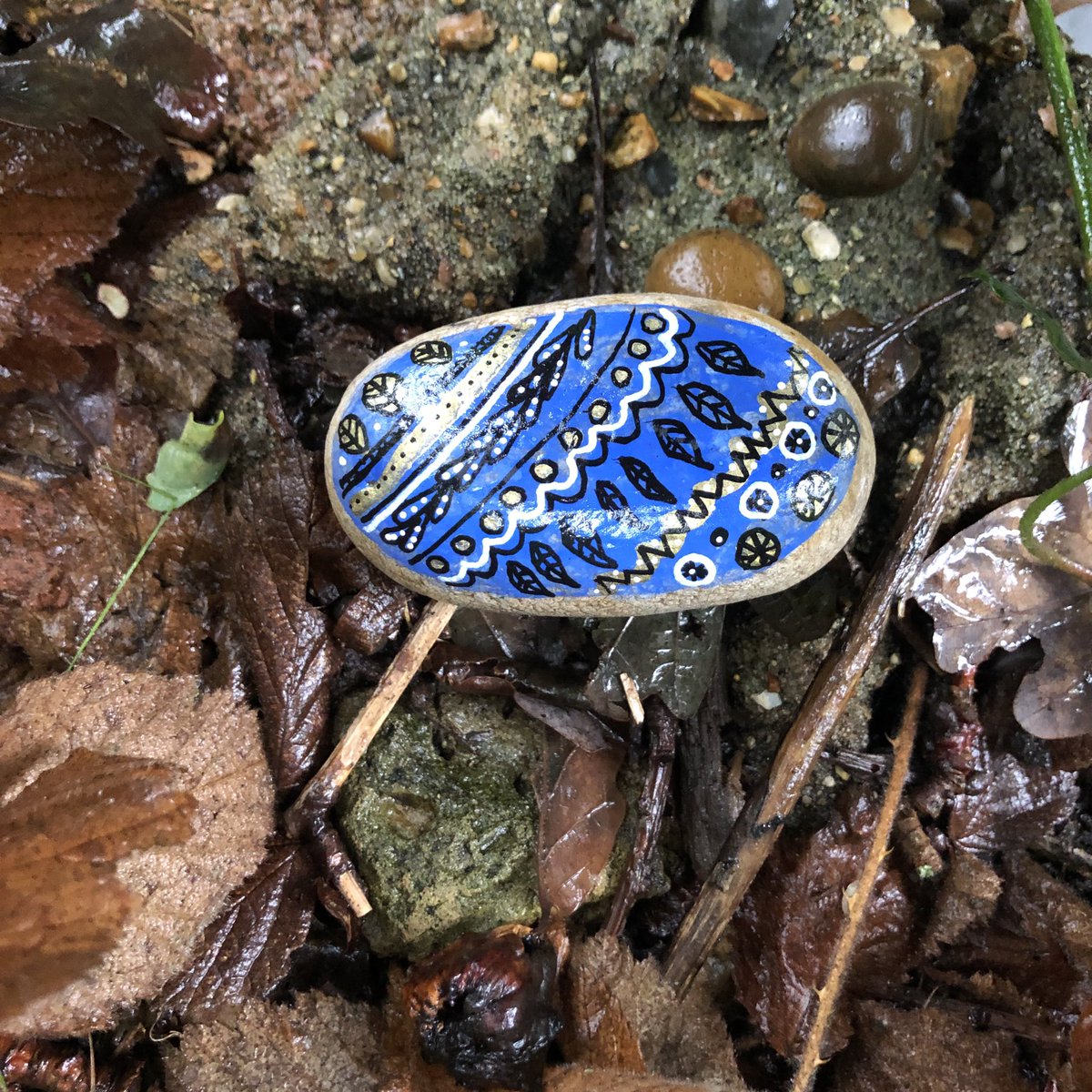 CompassionateRo's tweet image. We are all scared sometimes.

A note for me and us all. It’s ok to feel what we feel 💕

#pebbleswithpurpose #compassionaterocks #compassionrocks #paintedrocks #365daysofcompassion #fear #rockpainting #rockpaintings #kindnessrocks #kindnessmatters #Emotions #anxietyrecovery