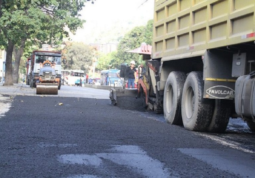 #NotiMippCI 📰🗞| Plan de Asfaltado en Caracas avanza con la colocación de 4 mil toneladas en la parroquia Sucre. Lea más ⏩ bit.ly/3cY31fb #PorAmorAChávez