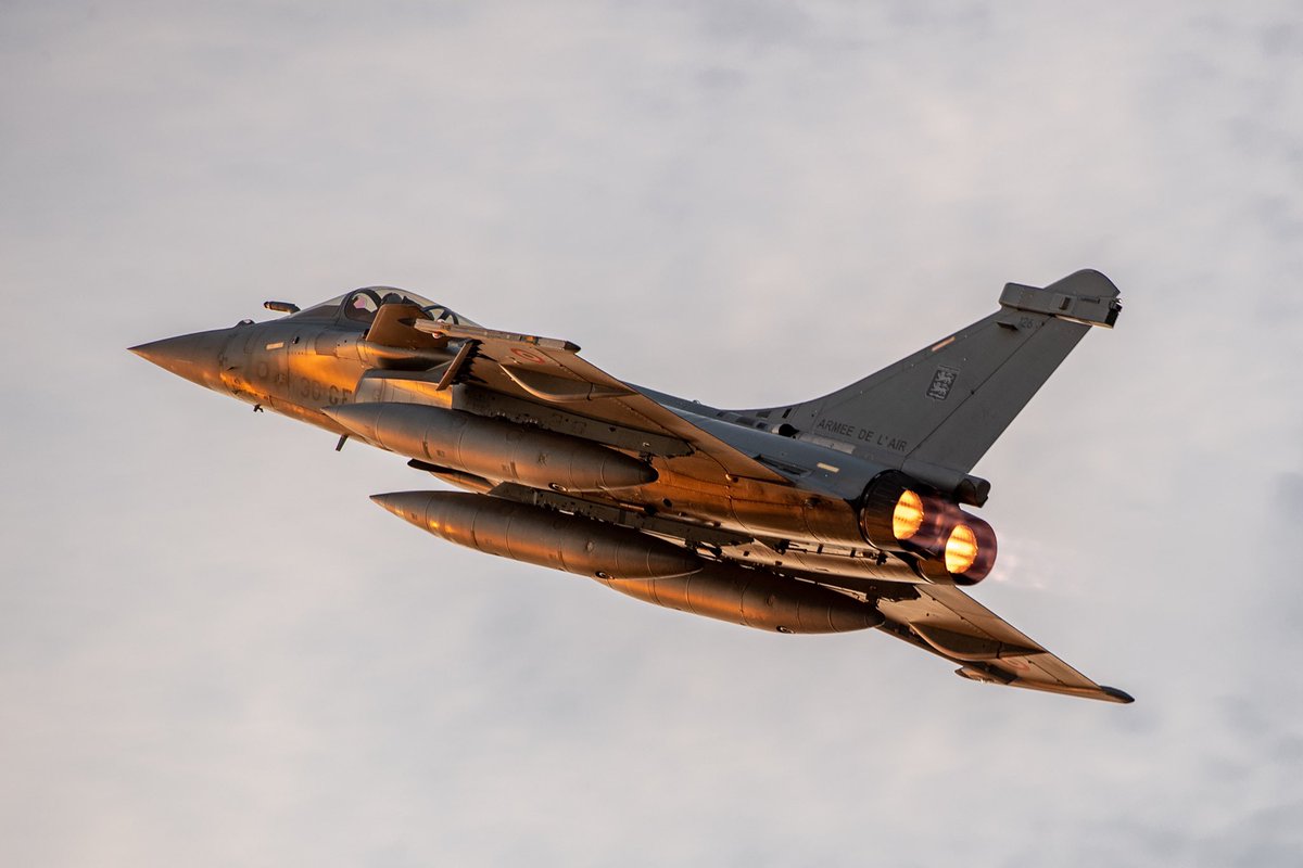 ChrTell's tweet image. [#VOLFA] Du beau monde cette semaine sur la BA 118 de @MontdeMarsan_ Les photos de la deuxième semaine de l’exercice, c’est par ici 👉🏻 facebook.com/43291635356105…

©️B. Hennequin / @Armee_de_lair

#avgeek #fildefense #Rafale #A400M #F16