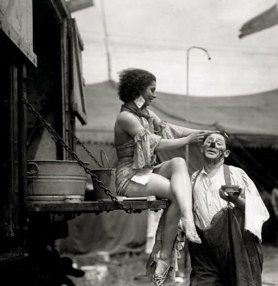 literlandweb1's tweet image. ""Desgraciado quien no haya amado más que cuerpos, formas y apariencias. La muerte le arrebatará todo. Procurad amar las almas y un día las volveréis a encontrar".
Victor Hugo