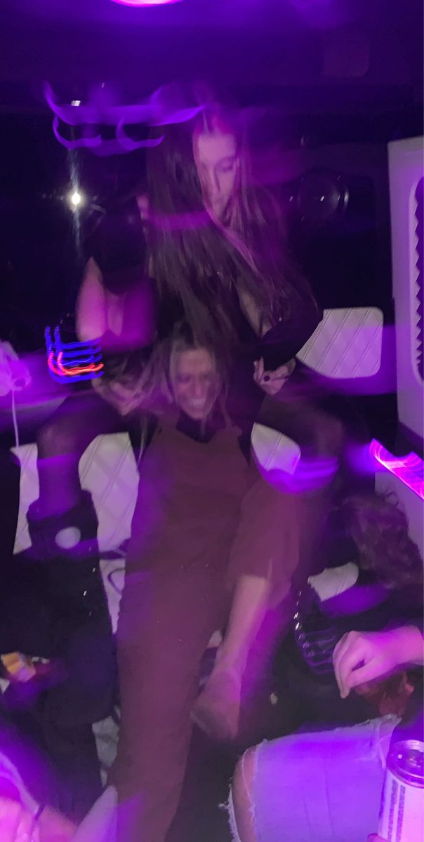 miabellopede's tweet photo. bella: dude why does my already broken foot hurt so bad???

also bella: https://t.co/E3h3X6KGnn