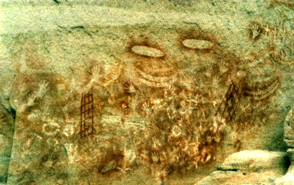 Et pour finir, un authentique Fossile de rêve : un pan de roche recouvert de glyphes peint par les aborigènes australiens et qui représente le "temps du rêve".Crédit : Shiftchange sur Wikimédia ( https://commons.wikimedia.org/wiki/File:Aboriginal_art_Carnarvon_Gorge.jpg?uselang=fr)