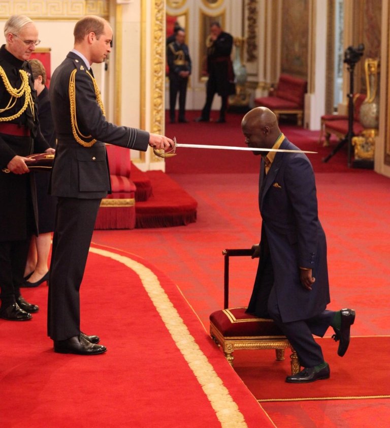 ConnaisAfrique's tweet photo. L'architecte ghanéen-britannique Sir David Adjaye OBE recevra la médaille d'or royale 2021, la plus haute distinction d'architecture du Royaume-Uni.
Né en Tanzanie de parents ghanéens, Adjaye, 54 ans est le premier architecte noir à remporter le prix en 173 ans d'histoire. https://t.co/XVXKqSR01G
