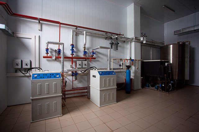 Equipamientos profesionales para gran producción desde 11000 a 40000 hl por año y más. Tecnología 100% checa. Proyecto llave en mano: estudio, instalación y montaje, seguimiento, formación y servicio técnico constante // Contacto: info@cervezacheca.com #brewery #brewery #cerveza