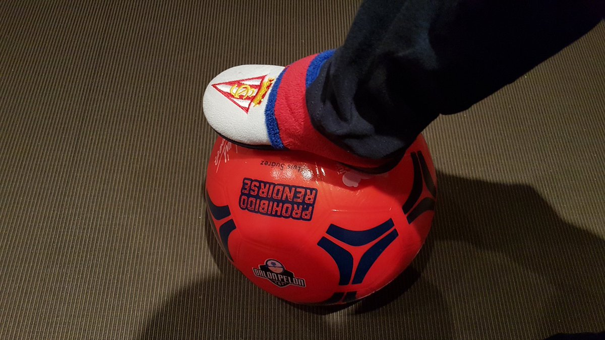 El peque encantao con su nuevo #BalónPelón rojo y encima por la mejor de las causas😍 @juegaterapia