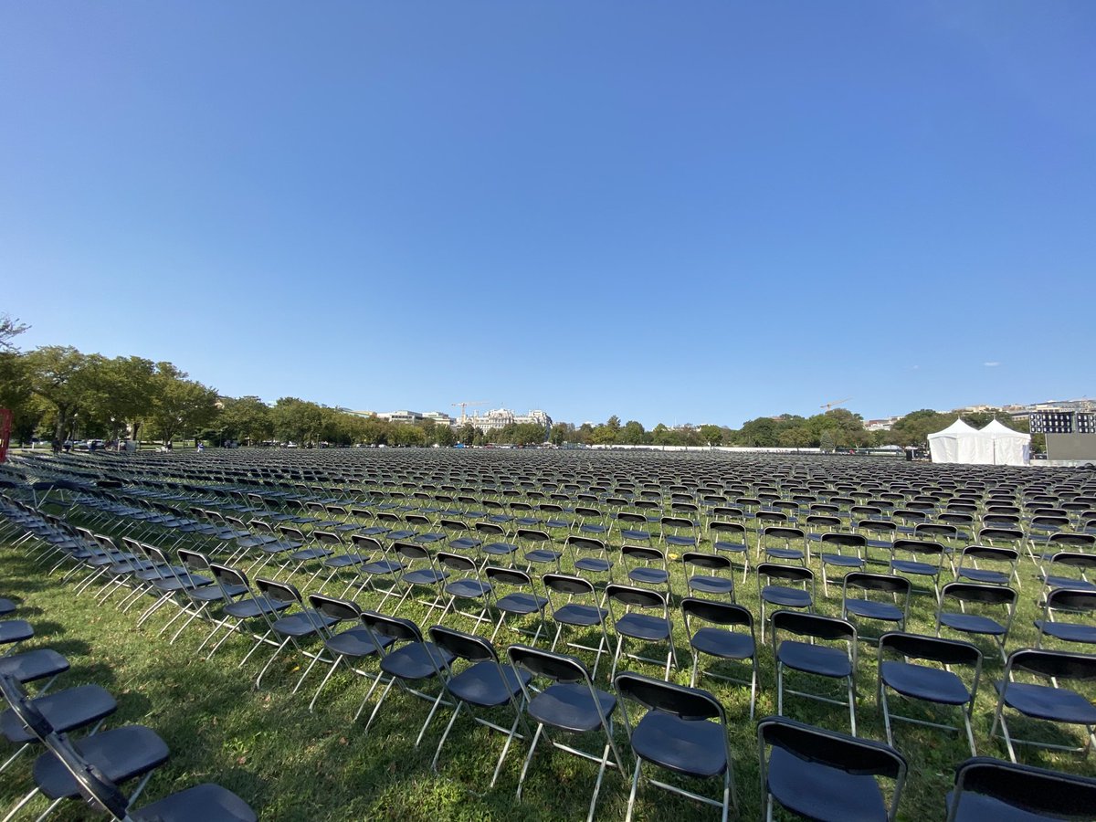 Attended the National COVID-19 Rememberance Event. This was an incredibly powerful and thoughtful event that honored frontline and essential workers as well as the 200,000 that have died during the pandemic.
#WeRemember 
#RitualsInTheMaking
⁦<a href="/GWtweets/">GW University</a>⁩