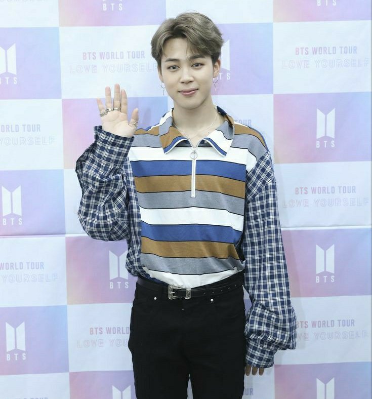 If you have watched the press conference in Jamsil, Seoul on Aug. 26, 2018, Jimin said a heartbreaking line "In case I don't love myself, I don't know whether I was doing well... I blamed myself much. I drank alone, and often had weird thoughts." ++