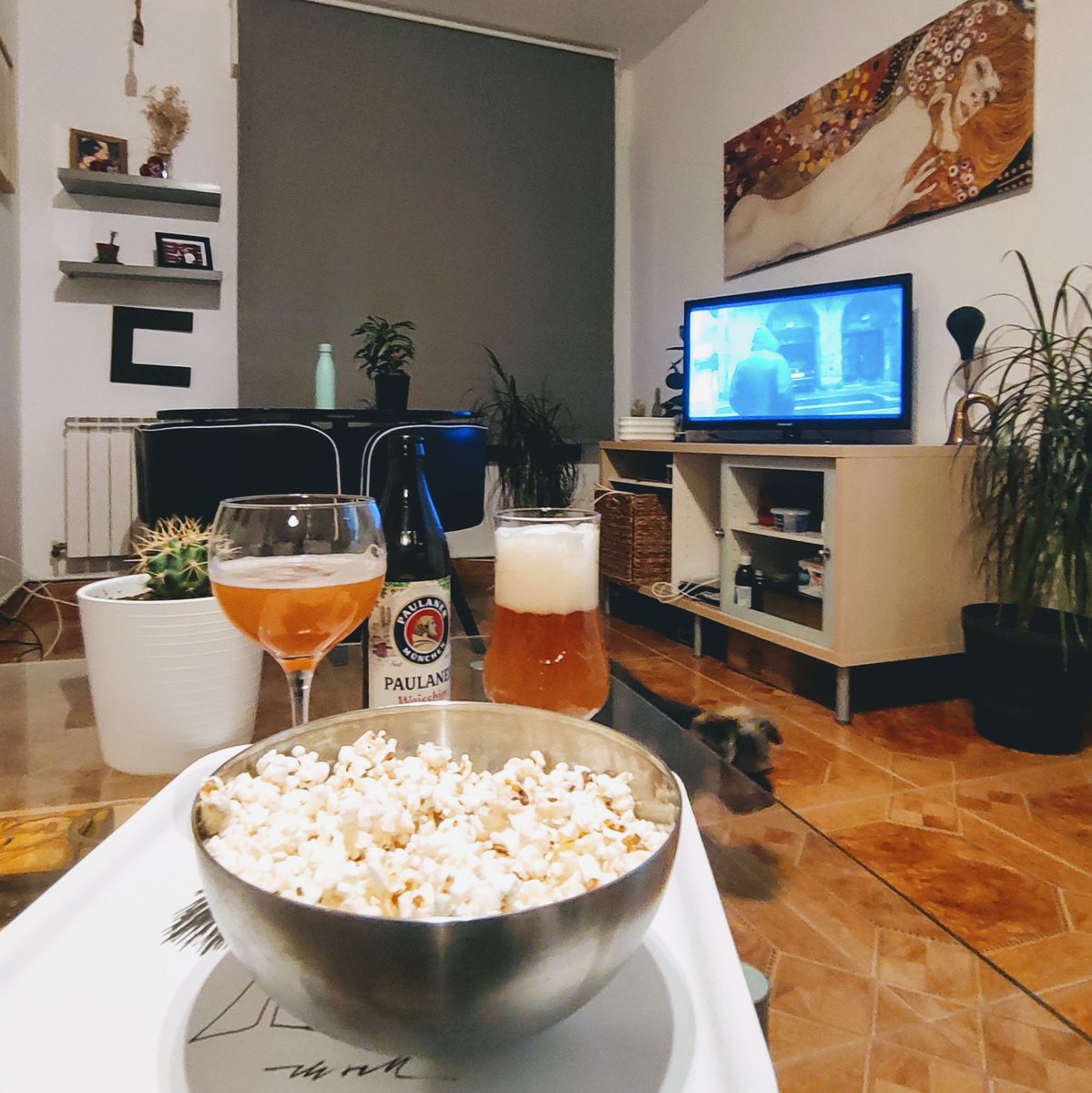 CocoEstadoPuro's tweet photo. Podemos dar por inaugurado el otoño 2020. Domingo, manta, @PaulanerRD palomitas y Patria @hbo #MeEncantaMiVida https://t.co/5GFG6yBBOM