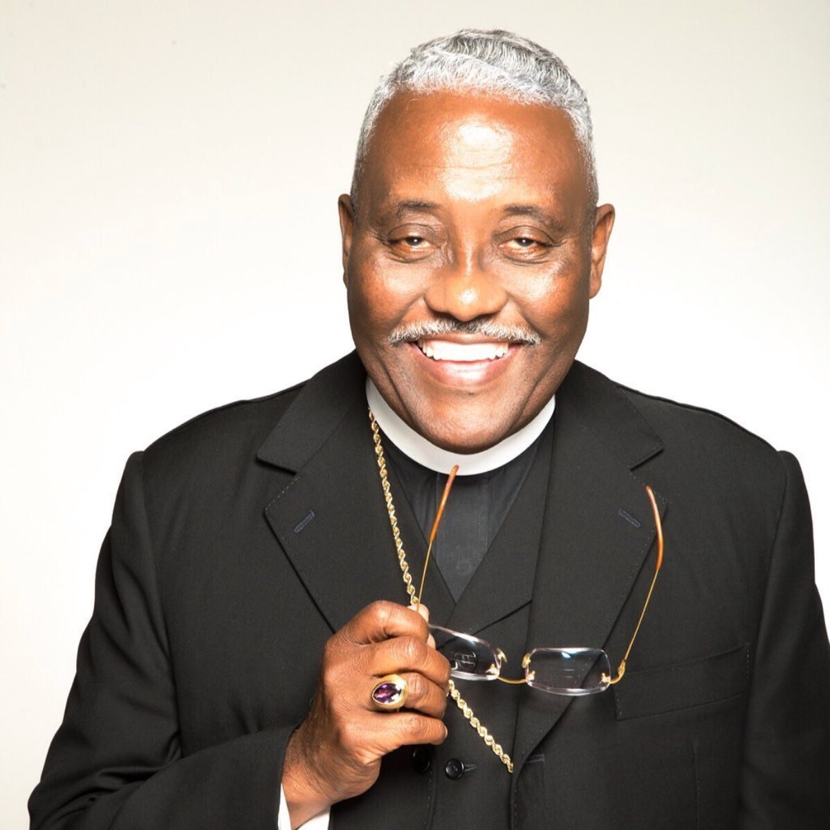 FirstLadyJakes's tweet photo. This Sunday morning, we commemorate our dear brother, @BishopJDEllis. You were the ship that helped so many people make it to the other side. We love you.
Subscribe to https://t.co/b1NN4KaZfS to watch #PreachinginPieces by @BishopJakes.
#TPHOnline https://t.co/T9AtJwX8OM