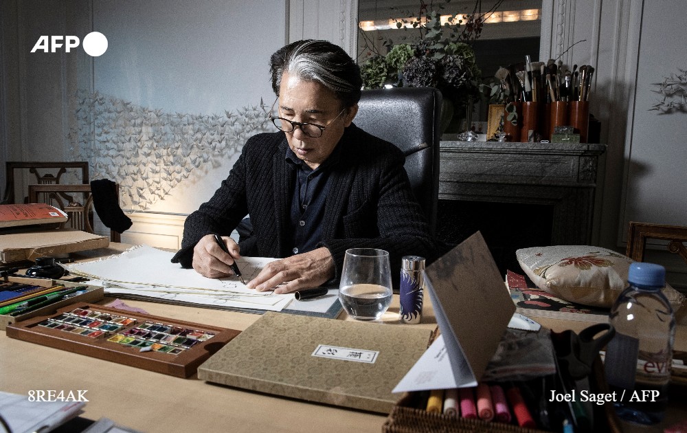 afpfr's tweet photo. [A LA UNE A 21H]
Le monde de la mode a perdu dimanche, en pleine Fashion week parisienne, une de ses légendes: le Japonais #Kenzo est décédé à 81 ans des suites du Covid, après une longue carrière en France où il a imposé son style graphique et floral #AFP 4/5 https://t.co/1Bf9IulhVp
